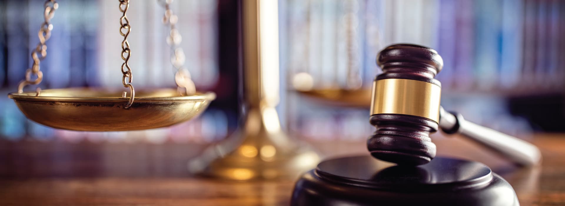 Martelo e balança da justiça sobre a mesa