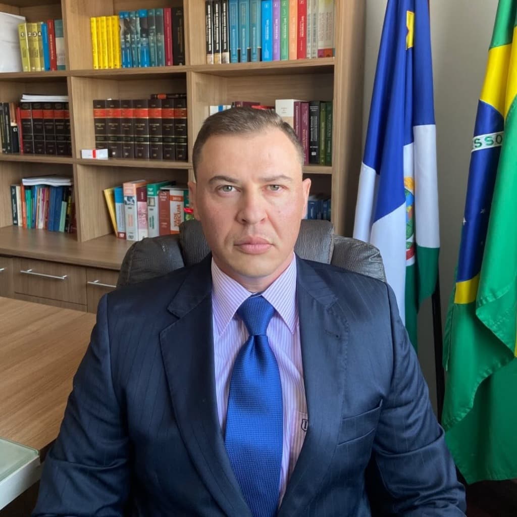 Dr. Rodrigo Ribas Rehbein em seu escritório